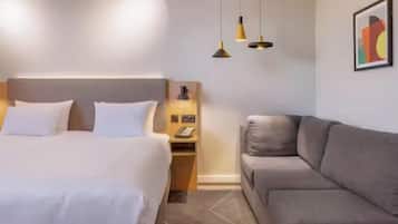 Standaard driepersoonskamer | Luxe beddengoed, een kluis op de kamer, een bureau, een laptopwerkplek