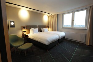 Standard Room | Premium bedding, in-room safe, desk, laptop workspace