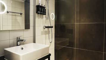 Douche, douche à « effet pluie », articles de toilette gratuits