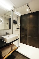 Shower, rainfall showerhead, free toiletries, hair dryer