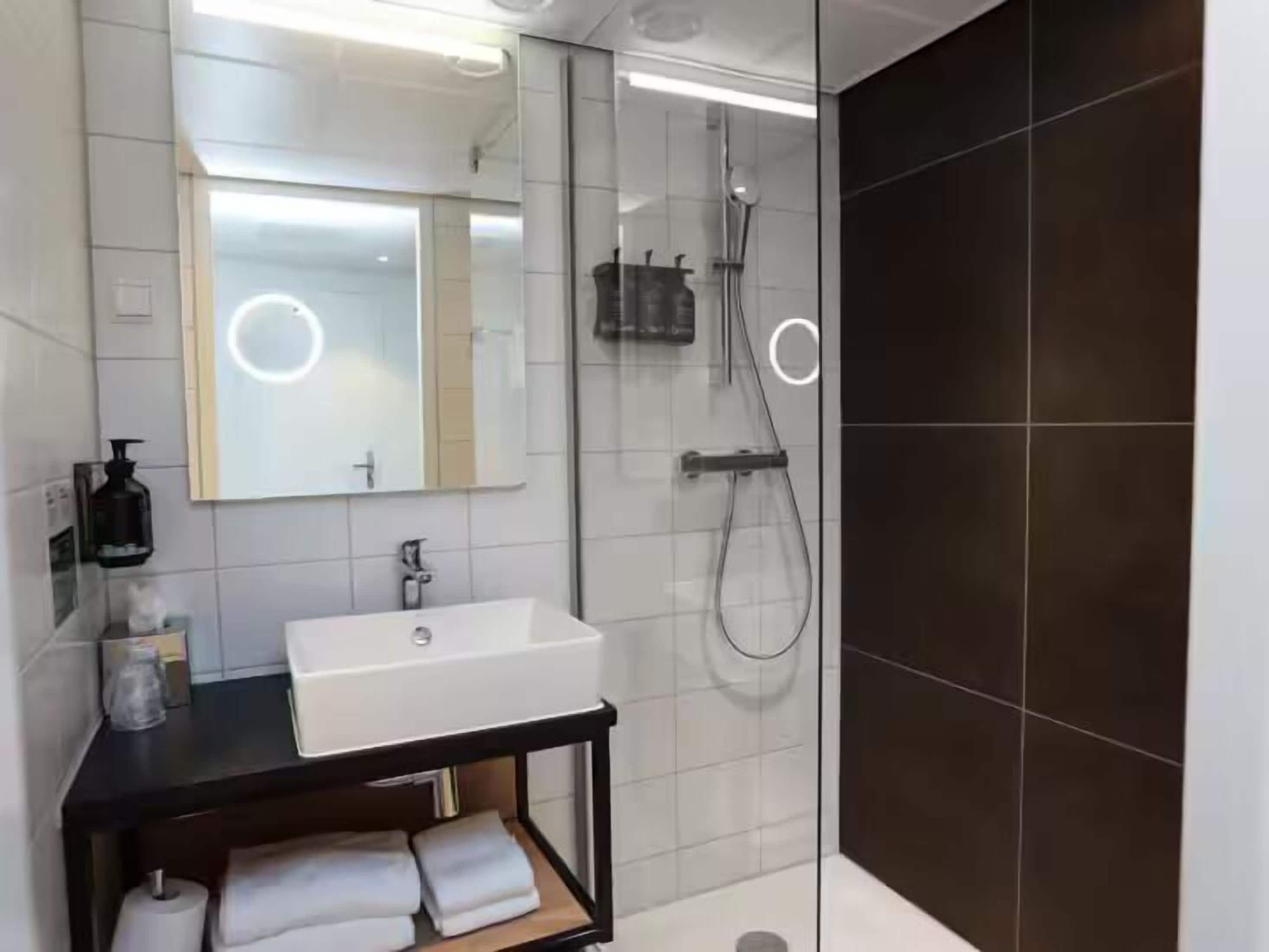 shower, rainfall showerhead, free toiletries, hair dryer