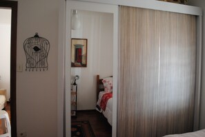 Economy Triple Room, Multiple Beds, Non Smoking | Premium bedding, pillowtop beds, blackout drapes, free WiFi - Corona Hostel (Poços de Caldas)