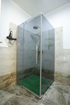 Dusche, kostenlose Toilettenartikel, Hausschuhe, Handtücher
