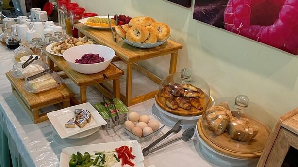 Una mesa de buffet con diversos alimentos y salsas.