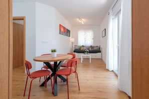 Appartamento Superior, 1 letto queen con divano letto, balcone, vista mare parziale | Area soggiorno
