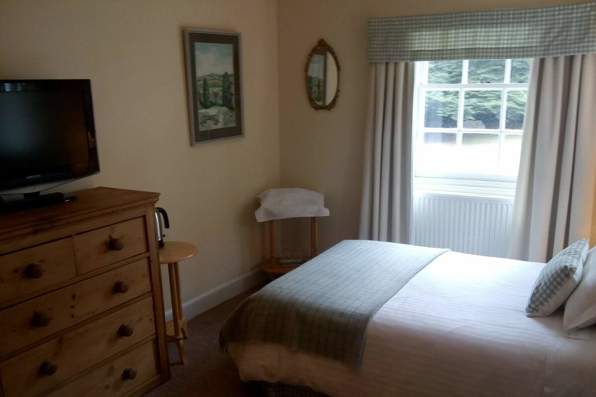 Quarto duplo, 2 camas de solteiro, vista para o jardim | Frigobar, ferros/tábuas de passar roupa, Wi-Fi de cortesia