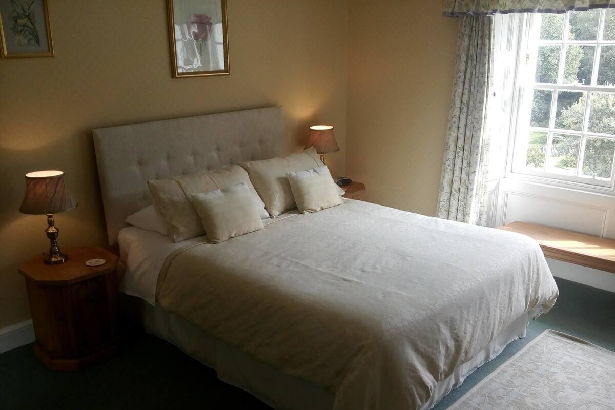 Quarto casal, 1 cama King, para não fumantes | Frigobar, ferros/tábuas de passar roupa, Wi-Fi de cortesia