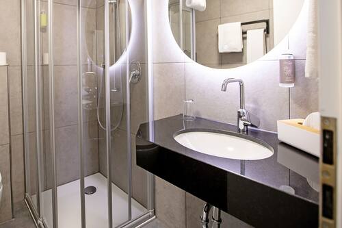 Doppia Superior, non fumatori, balcone | Bagno | Doccia, set di cortesia gratuito, asciugacapelli, pantofole