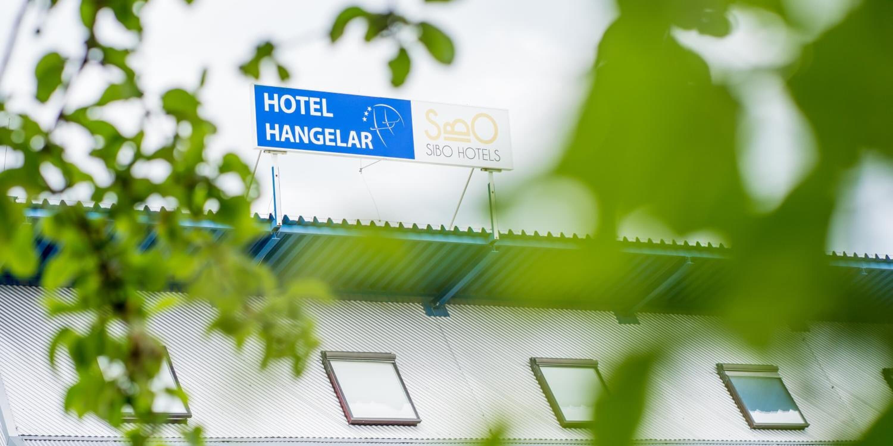 On peut voir une enseigne d’hôtel avec les noms « HOTEL HANGELAR » et « SIBO HOTELS ».