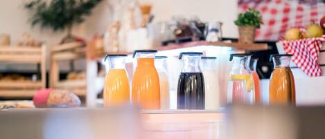 Una encimera de cocina con varias botellas, presumiblemente con bebidas o condimentos.