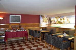 Daily continental breakfast (EUR 3 per person) - Bon Bon Hotel (Sofia)