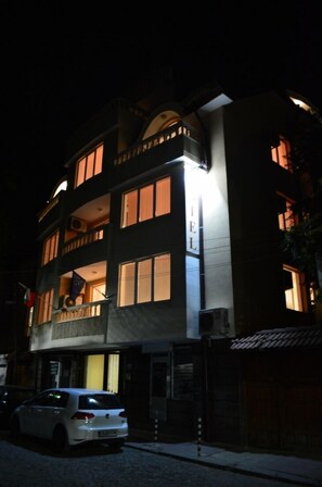 住宿正面 - 傍晚/夜晚