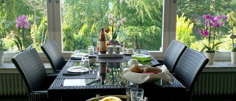 Café da manhã completo grátis todos os dias