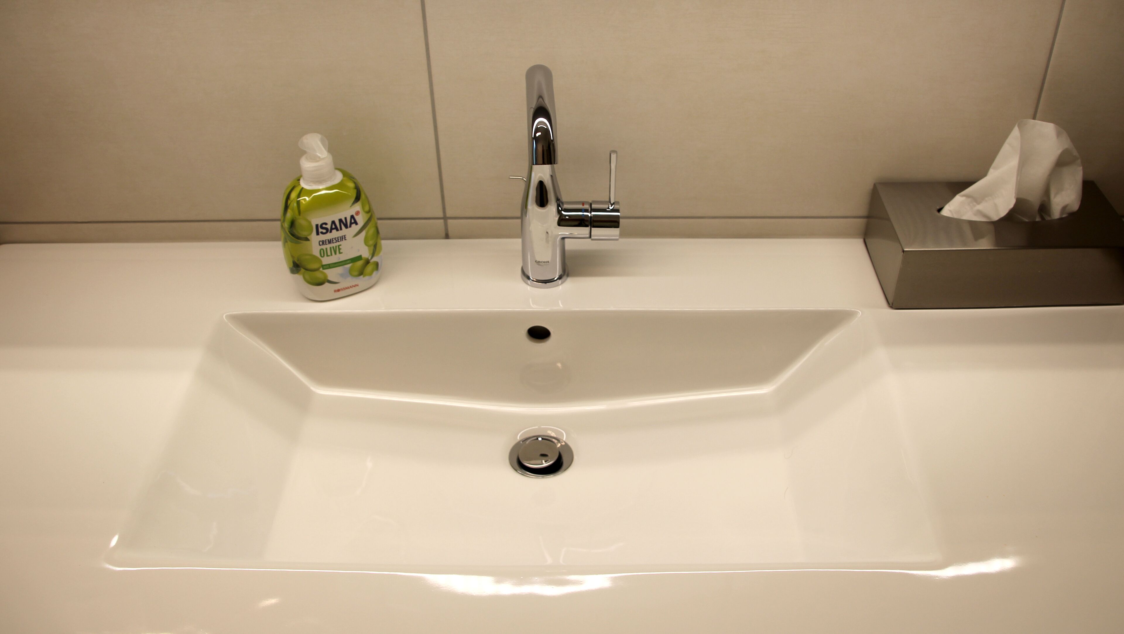 Dusche, kostenlose Toilettenartikel, Haartrockner, Handtücher