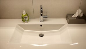 Shower, free toiletries, hair dryer, towels - Bed and Breakfast am Höhenweg (Warstein)