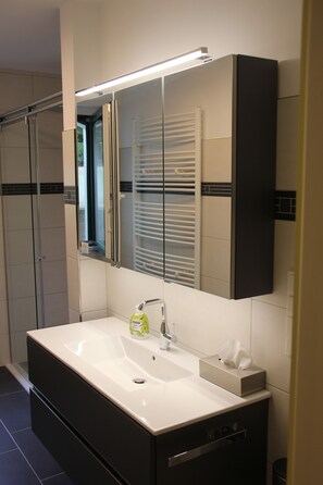 Bathroom sink - Bed and Breakfast am Höhenweg (Warstein)
