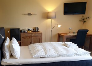 Comfort Double Room, Ensuite, Valley View | Premium bedding, down comforters, minibar, individually furnished - Bed and Breakfast am Höhenweg (Warstein)