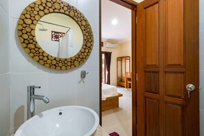 Kamar Double Deluks | Wastafel kamar mandi