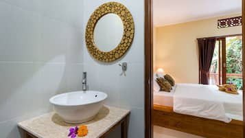 Deluxe Double Room | Bathroom sink