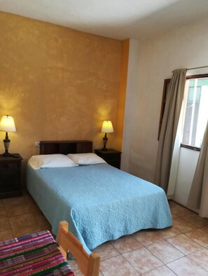 Literie de qualité supérieure, bureau, fer et planche à repasser