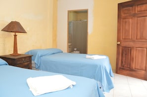 1 habitación, ropa de cama de alta calidad y escritorio
