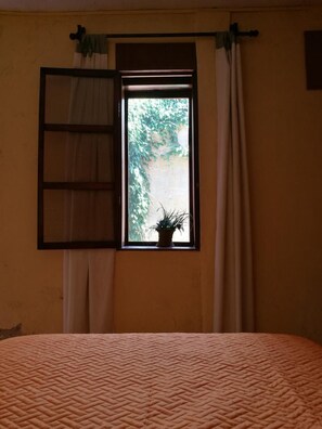 Premium bedding, desk, iron/ironing board, rollaway beds - Casa Jocotenango - Centro Historico (Guatemala City)
