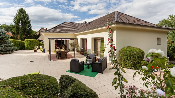 A two-story house with a covered patio, a dining area, and a small garden. - La Rose Tremiere (Wintzenheim-Kochersberg)