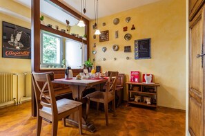 Der serveres morgenmad, aftensmad og lokale retter