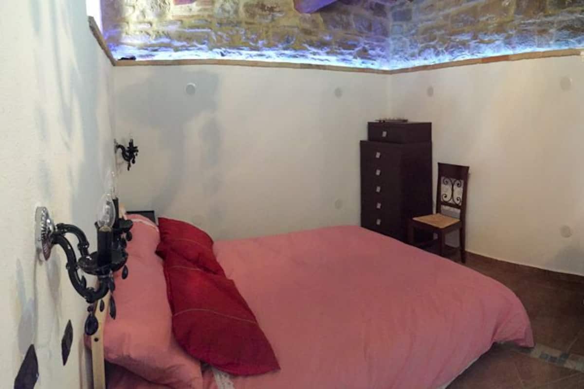 Une chambre à coucher avec un lit, une armoire et une chaise.