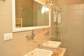 Ducha, artículos de higiene personal gratuitos, secador de pelo y bidé