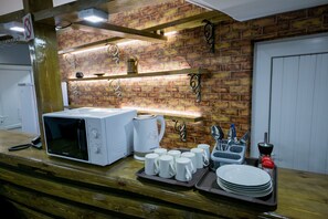 Habitació amb dos llits individuals econòmica | Cuina bàsica privada | Frigorífic, microones i bullidora elèctrica 