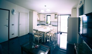 Réfrigérateur, bouilloire électrique