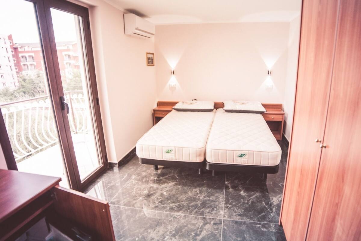 In-room safe, desk, soundproofing, WiFi (free)