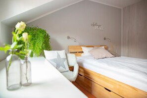 Desk, bed sheets - Hotel Wappenstube (Erbach)