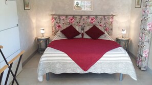 Bangalô | Cofres nos quartos, individualmente decorados