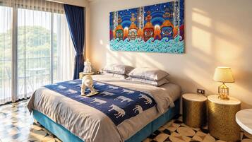 Habitación de hotel con una cama grande, un cuadro en la pared y vistas al exterior.