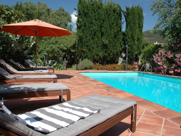 Outdoor pool - Chambres D'hôtes Le Vieux Logis (La Farlede)