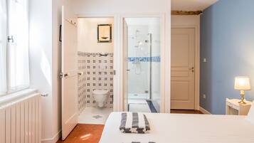 Standard Double Room, Private Bathroom (Chambre Lavande) | Soundproofing