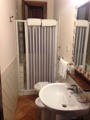 Dusche, Regendusche, kostenlose Toilettenartikel, Haartrockner