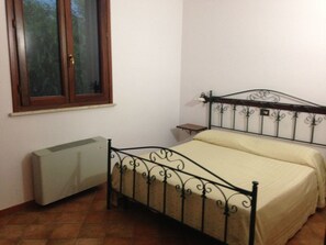 Doppel- oder Zweibettzimmer | 1 Schlafzimmer, Schreibtisch, kostenloses WLAN, Bettwäsche