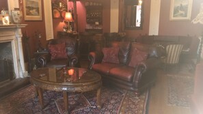 تلفزيون بشاشة مسطحة، مشغل دي في دي، وحدة شحن آي بود