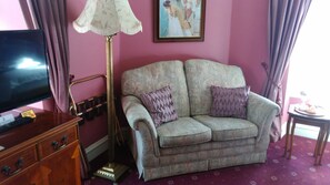 1 bedroom, premium bedding, desk, iron/ironing board - Disblair House (Aberdeen)