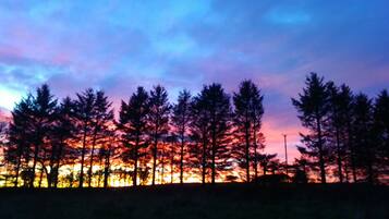 Fachada da propriedade à noite