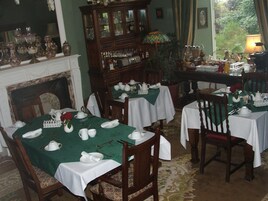 Café da manhã feito na hora grátis todos os dias