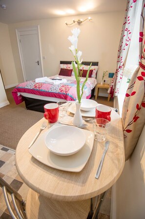 Studio, 1 lit double | Restauration dans la chambre