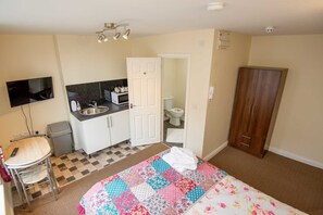 Studio, 1 Double Bed | Bathroom - Bradford City Apartments Flat 71 (Bradford)