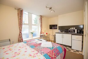 Studio, 1 Double Bed - Bradford City Apartments Flat 71 (Bradford)