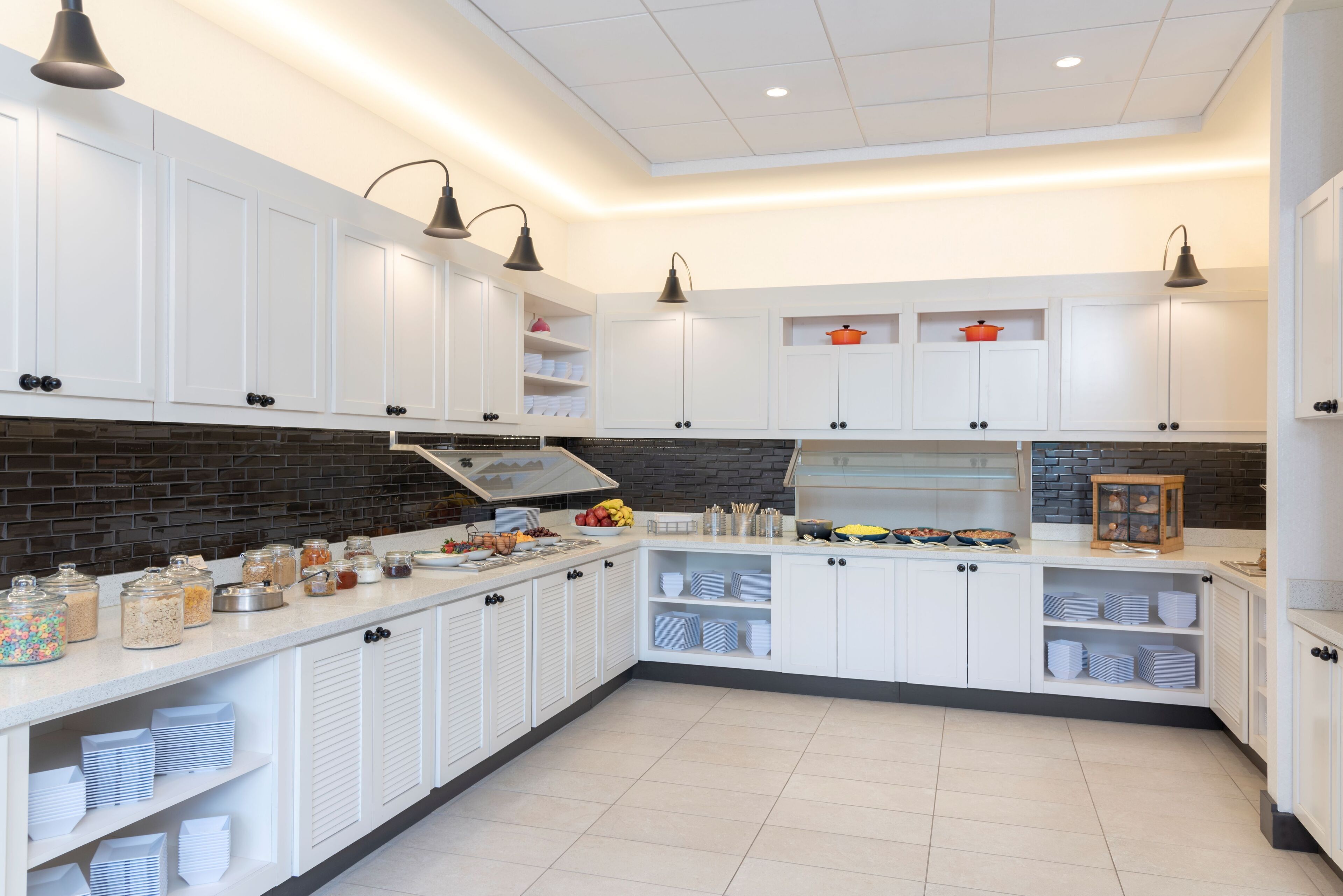 朝食 (ビュッフェ)、毎日提供 (無料)