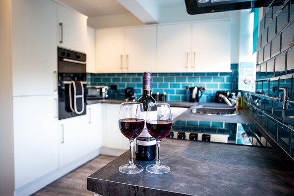 Comfort House, 3 Bedrooms, Kitchen | Private kitchen | Fridge, microwave, stovetop, dishwasher