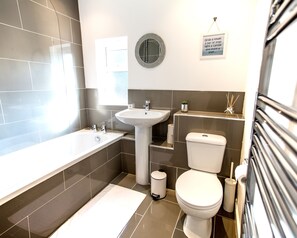 Comfort House, 3 Bedrooms, Kitchen | Bathroom | Free toiletries, hair dryer, towels, shampoo